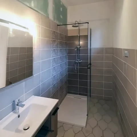 Salle de bain moderne rénovée avec douche à l'italienne