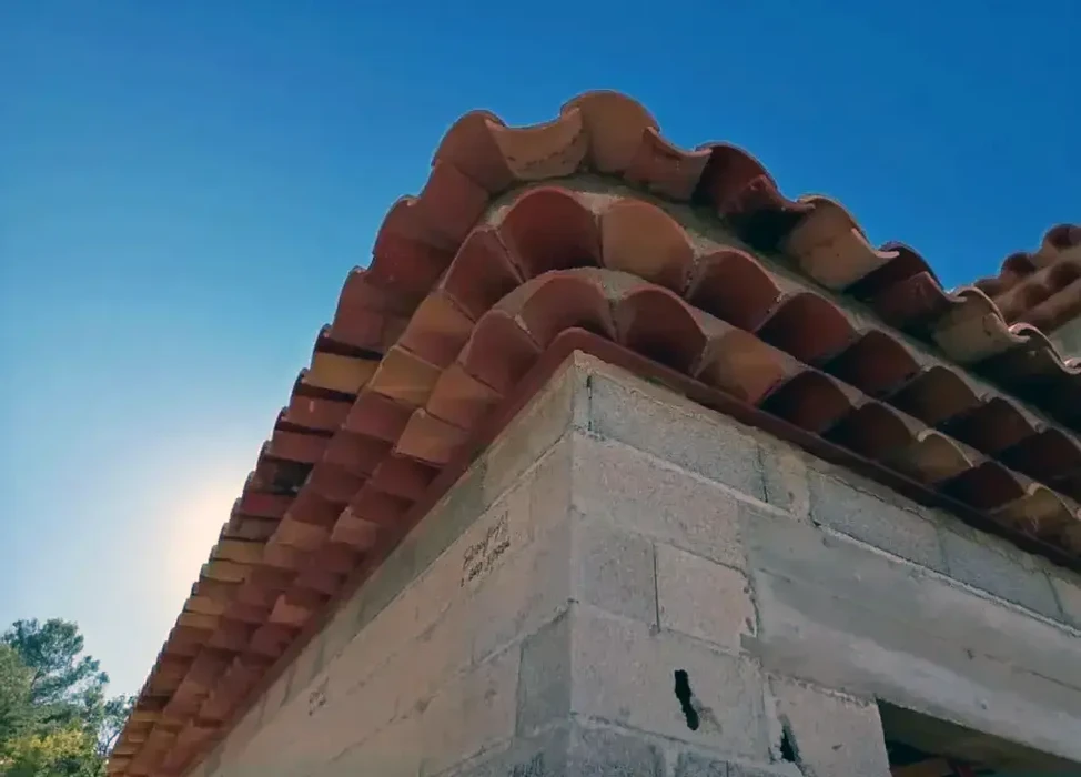 Extérieur d'un bâtiment en construction sous ciel bleu dégradé