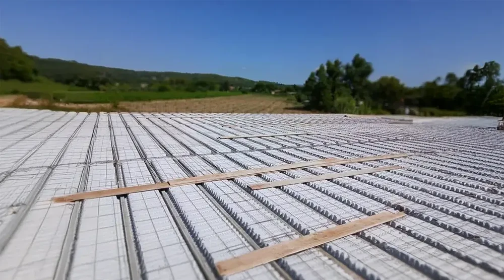 Chantier de construction extérieur avec préparation de dalle béton armé