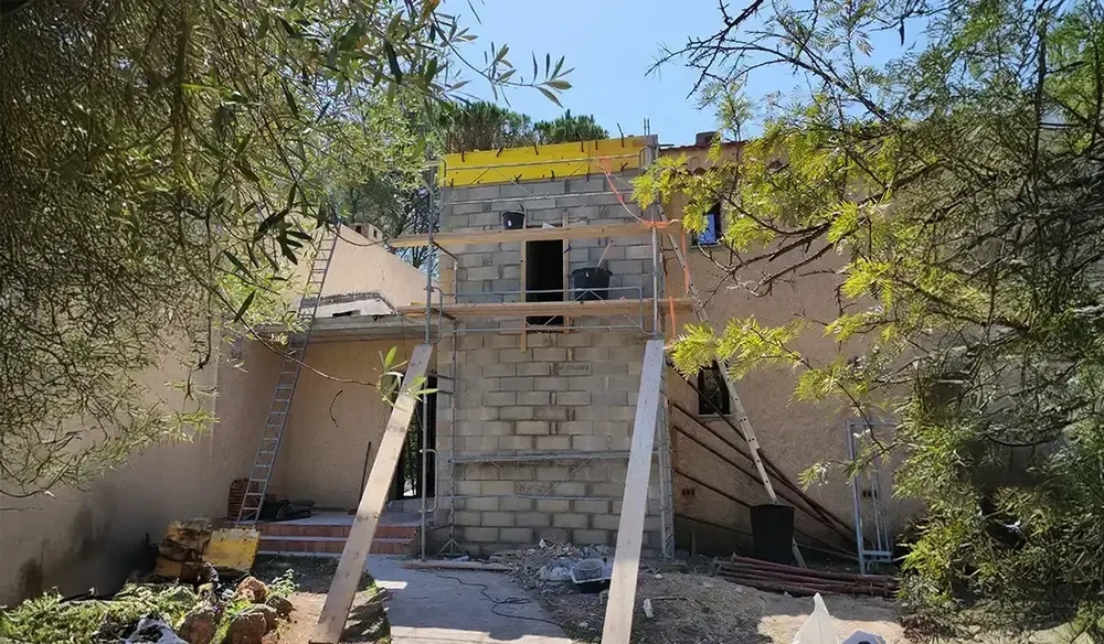 Chantier de construction résidentielle en cours, extension d'une maison existante avec structure en béton cellulaire