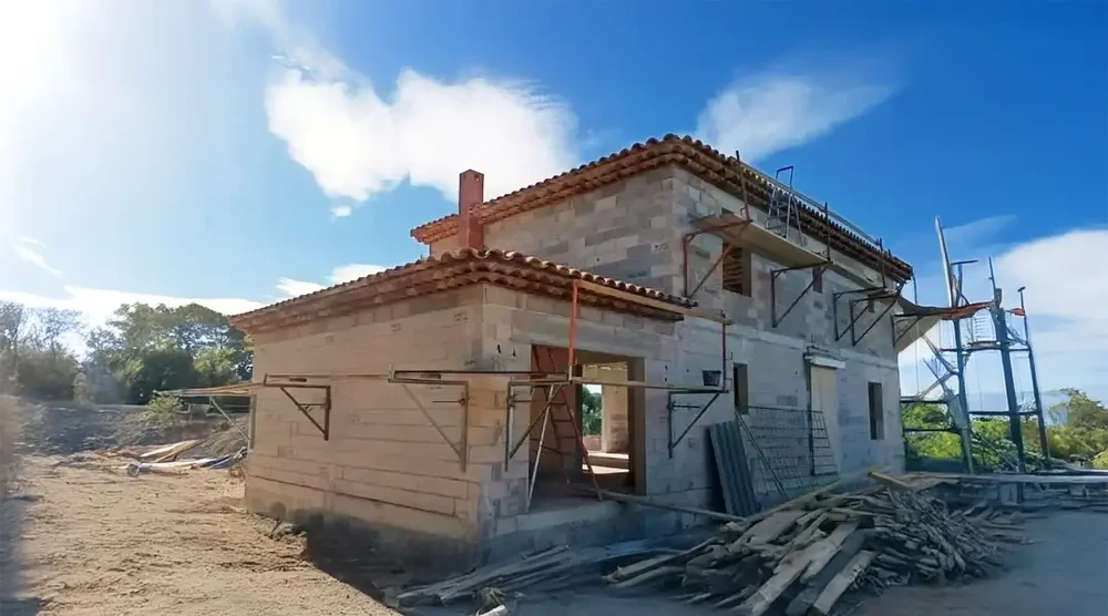 Chantier de construction d'une maison individuelle en cours d'édification