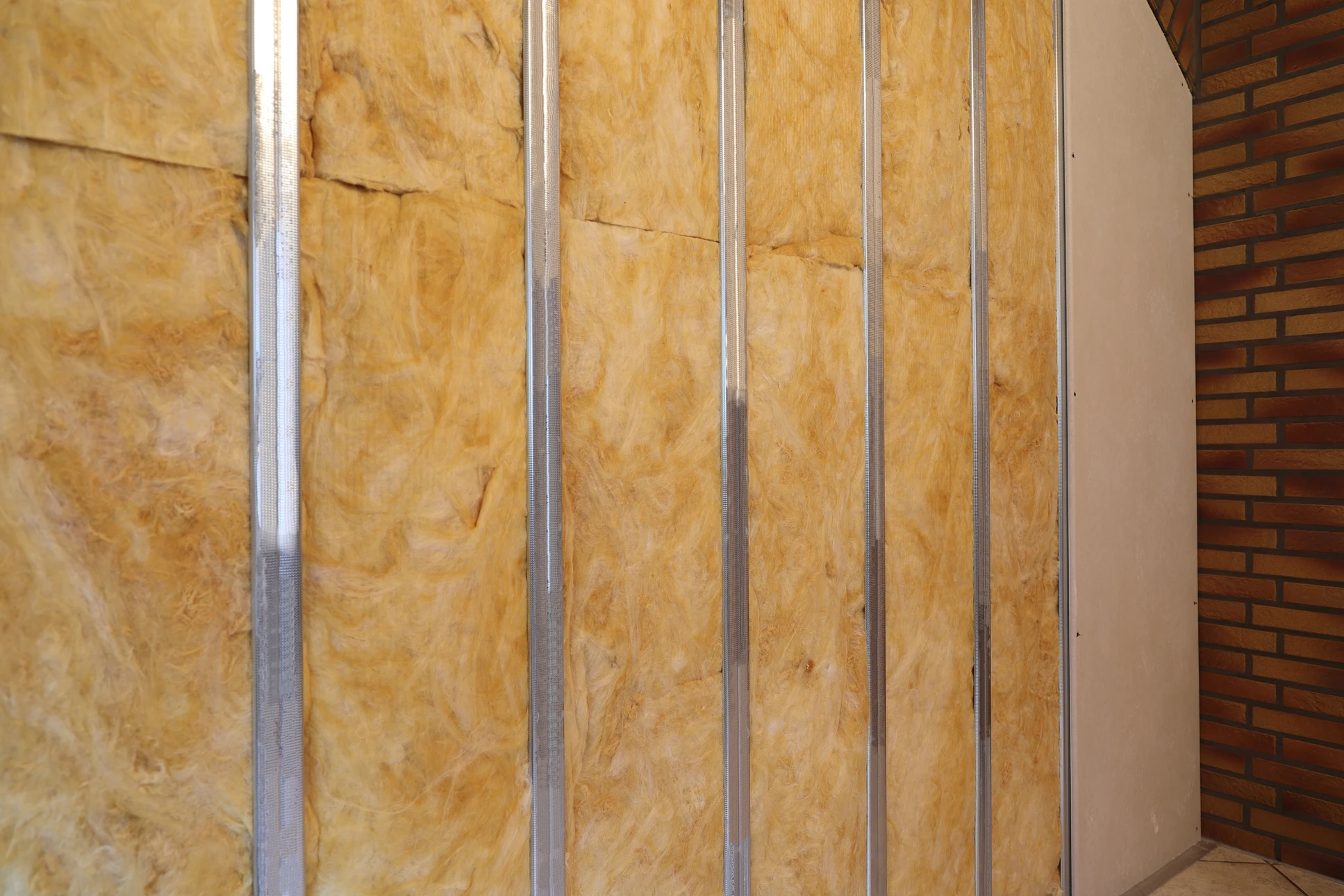 Gros plan sur un panneau solaire, fix&eacute; en toute s&eacute;curit&eacute; avec une serre de montage robuste &agrave; la structure de support sur le toit de la maison