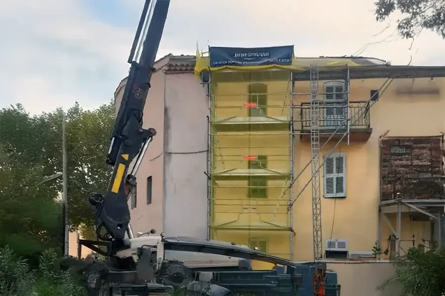 Chantier de construction résidentielle en phase de finition