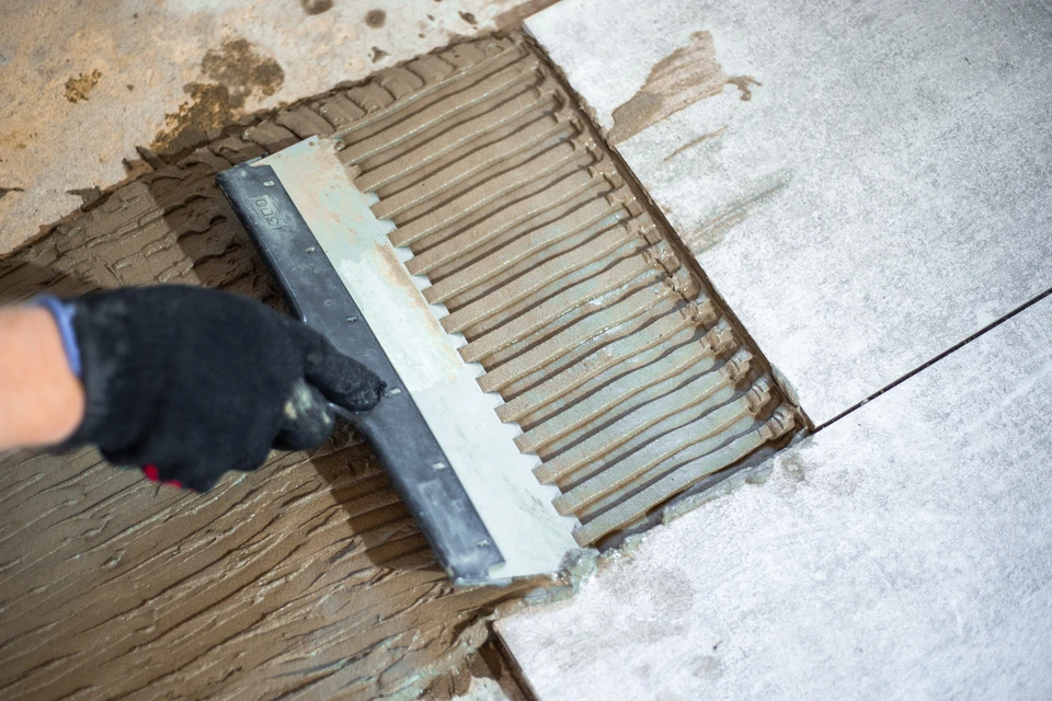 Espace extérieur résidentiel avec piscine turquoise rectangulaire et spa surélevé carrelé