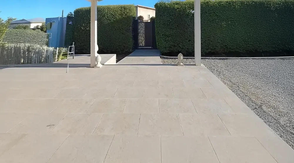 Chantier de restauration extérieur d'un bâtiment en pierre avec échafaudage métallique