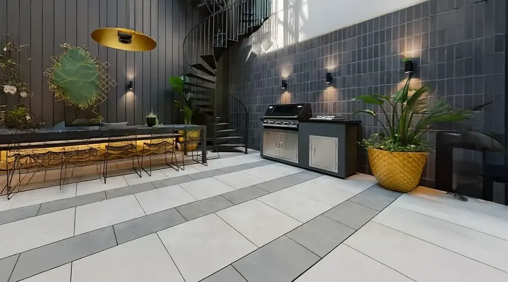 Espace int&eacute;rieur minimaliste avec fond blanc neutre