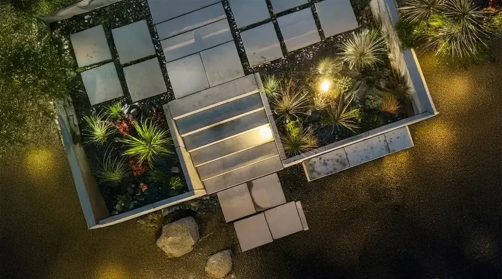 Chantier de construction extérieur en zone montagneuse