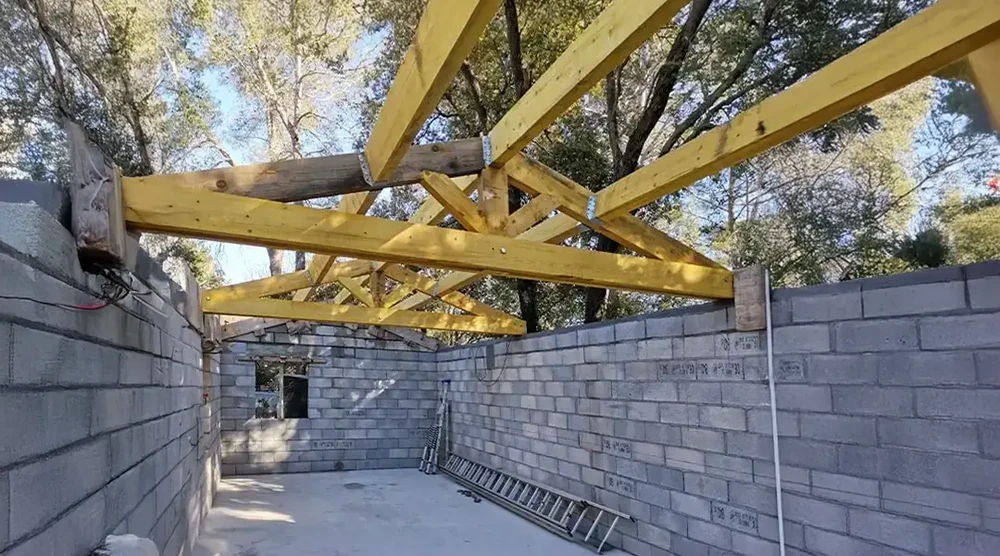 Chantier extérieur de construction d'une terrasse en bois autour d'une piscine