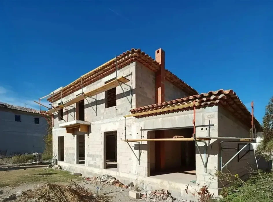 Terrasse extérieure en bois avec piscine à débordement dans environnement forestier