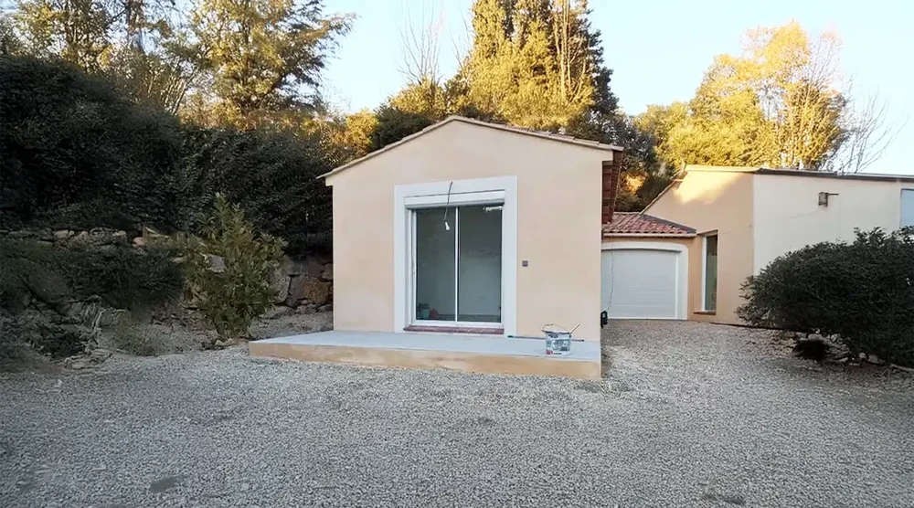 Espace extérieur moderne avec cuisine d'été équipée d'un barbecue à gaz encastré dans un îlot noir