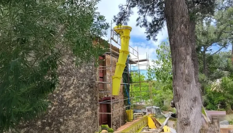 Salon professionnel avec stands d'exposition modulaires dans grand hall industriel