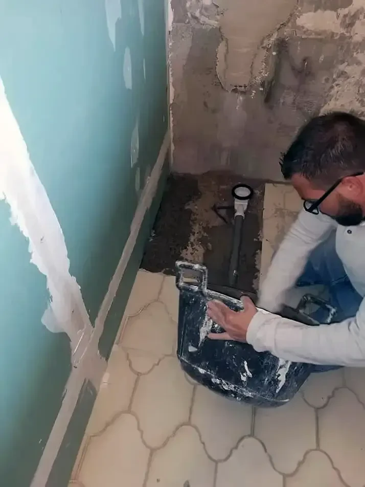 Villa méditerranéenne avec piscine en forme libre aux eaux turquoise, entourée de margelles en pierre naturelle claire