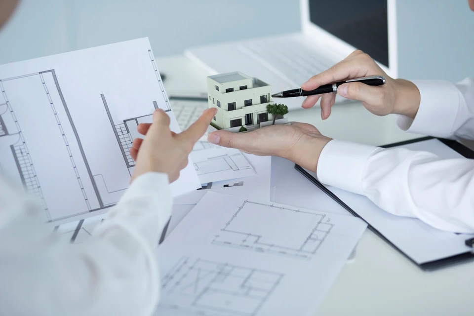 Constructeur ingénieur sur le chantier