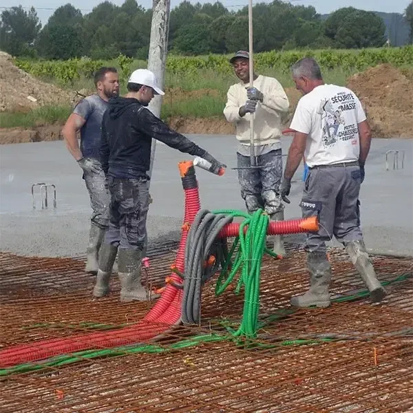 Famille souriante de quatre personnes &eacute;mergeant derri&egrave;re un panneau blanc, tous faisant un geste de pouce lev&eacute;