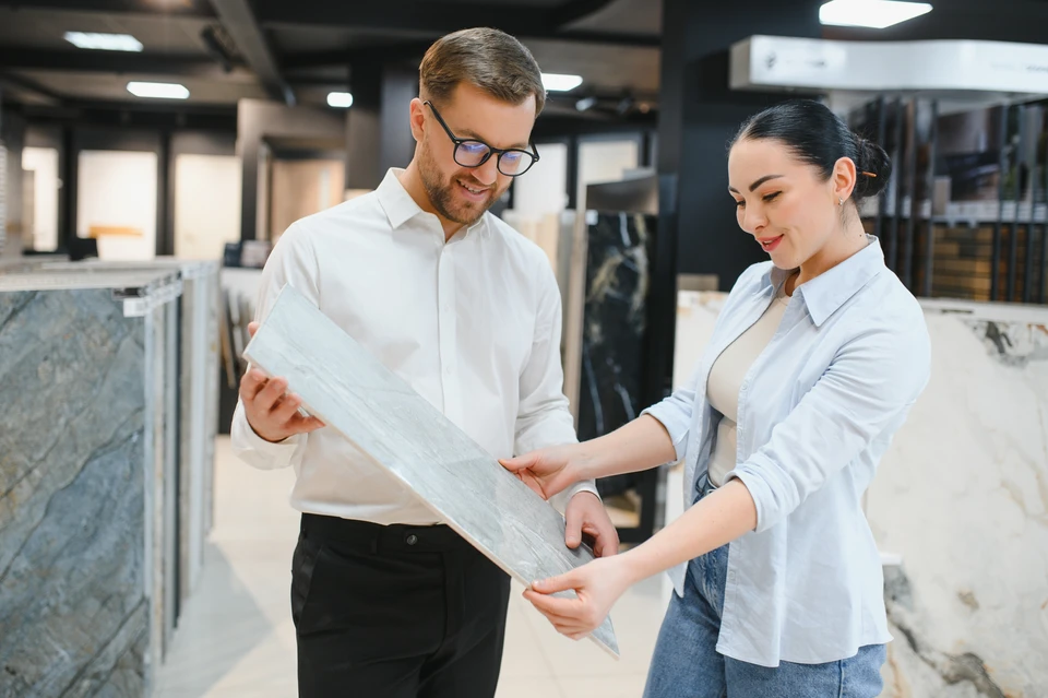 R&eacute;union d'affaires dans bureau moderne avec vue urbaine