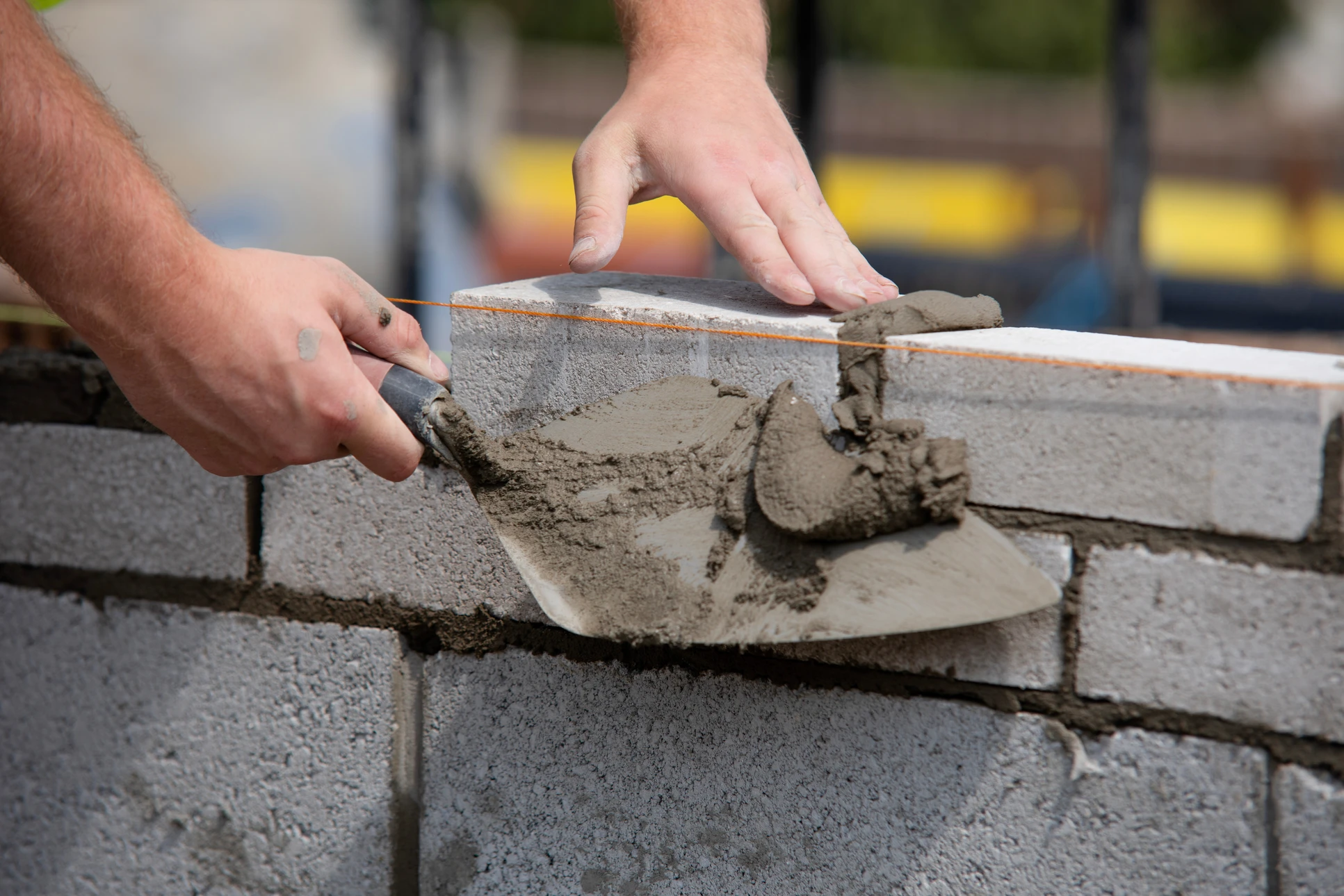 Fa&ccedil;ade ext&eacute;rieure d'un b&acirc;timent moderne avec logo Google multicolore sur surface vitr&eacute;e