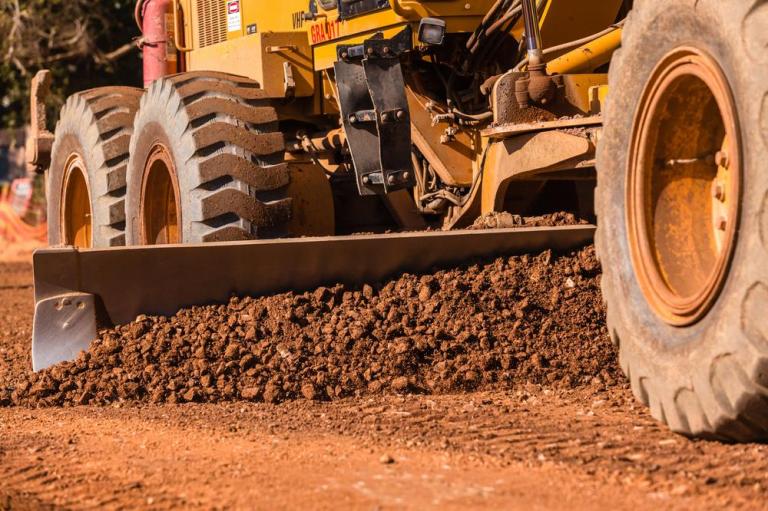 Le nivellement du terrain est-il utile avant de construire à Le Luc ?